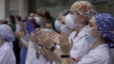 Koronavirüsle mücadele eden Fundacion Jimenez Diaz hastanesinden sağlık personeli Madrid halkını ve polis memurlarını destekleri için alkışlıyor.