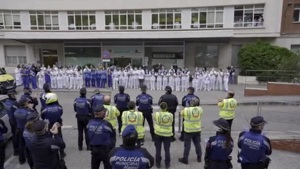 Несколько Сотрудников Муниципальной Полиции Мадрида Фельдшеры Аплодируют Приветствуют Медработников Больницы — стоковое видео