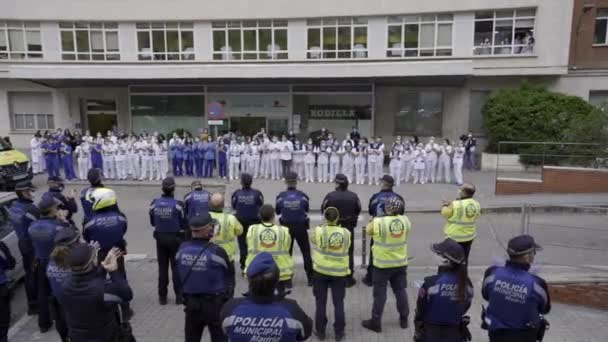 Verscheidene Gemeentelijke Politieagenten Paramedici Madrid Juichen Toe Vrolijken Medisch Personeel — Stockvideo