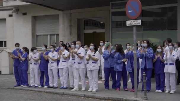 来自Jimenez Diaz基金会医院的医务人员正在与Coronavirus作斗争 他们对马德里人民和警察的支持表示赞赏 — 图库视频影像