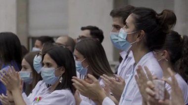Koronavirüsle mücadele eden Fundacion Jimenez Diaz hastanesinden sağlık personeli Madrid halkını ve polis memurlarını destekleri için alkışlıyor.