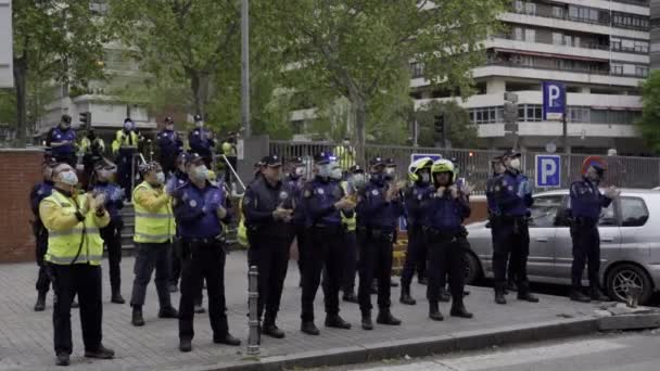 Verscheidene Gemeentelijke Politieagenten Paramedici Madrid Juichen Toe Vrolijken Medisch Personeel — Stockvideo