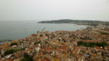 Şehir ve liman üzerinde uçan 