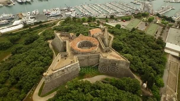 Volando alrededor de Le Fort Carre — Vídeos de Stock