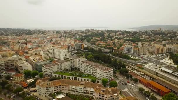 Fliegen über Innenstadt und Hafen — Stockvideo