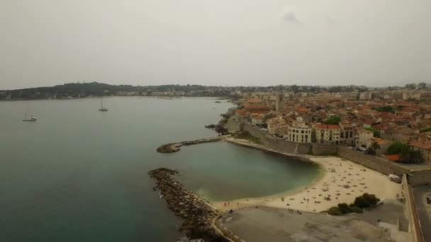 Strand und Wasser mit Blick auf die Stadt — Stockvideo