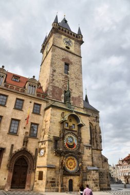 Prag, Çek Cumhuriyeti-17 Mart 2020: Eski kasaba meydanında Astromik saat