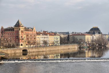 Prag, Çek Cumhuriyeti-17 Mart 2020: Charles Köprüsü 'nden deniz manzarası