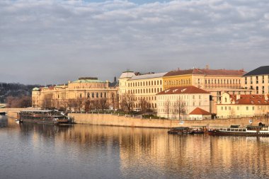 Prag, Çek Cumhuriyeti-17 Mart 2020: Charles Köprüsü 'nden deniz kenarına görüş 