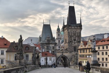 Prag, Çek Cumhuriyeti-17 Mart 2020: Corona virüsünün neden olduğu karantina sırasında Charles Köprüsü 'nün girişi