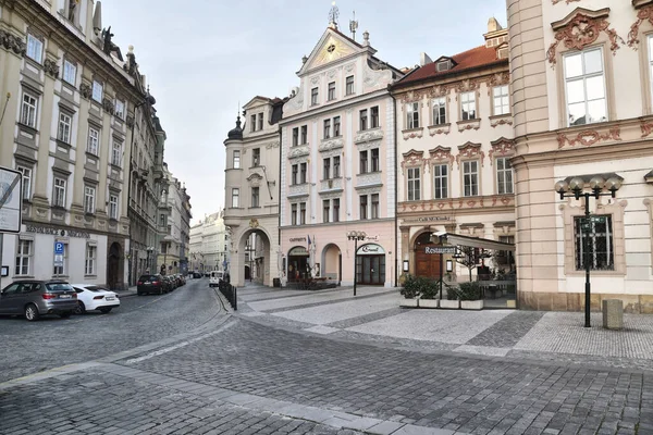 Prag, Çek Cumhuriyeti-17 Mart 2020: Eski kasaba meydanının köşesinde ana parti caddesi dlouha.