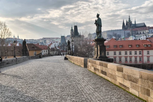 Прага Чехия Марта 2020 Года Статуя Карловом Мосту Видом Пражский — стоковое фото