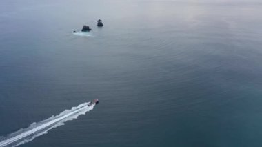 Yat okyanus boyunca yelken açıyor. Anteni inceliyor.