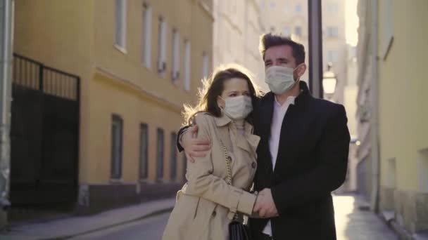 Hombre Mujer Enmascarados Tristes Caminan Por Calle — Vídeos de Stock