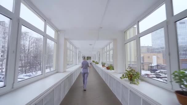 Médecin solitaire marche dans le couloir de l'hôpital russe où il n'y a pas assez de médecins — Video