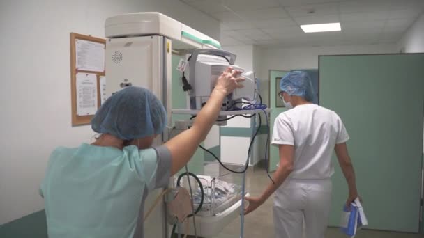 MOSCOW, RUSSIA - 20 Δεκεμβρίου 2019: Οι γιατροί μεταφέρουν ιατρικό εξοπλισμό στο χειρουργείο — Αρχείο Βίντεο