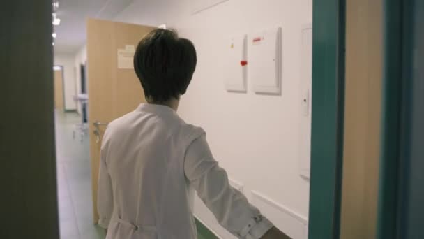 MOSCOW, RUSSIA - DECEMBER 20, 2019: Доктор йде по коридору в російській лікарні — стокове відео