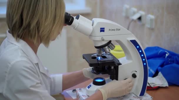 의사는 현미경을 사용 한다 — 비디오