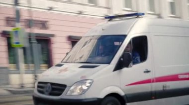 Moskova karantinasında boş bir cadde boyunca ambulanslar sürüyor
