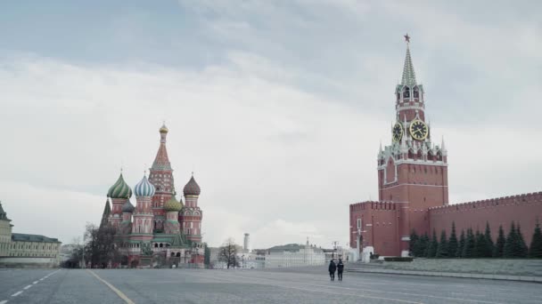 Policjanci spacerują po Placu Czerwonym w Moskwie zamknięci na kwarantannę — Wideo stockowe