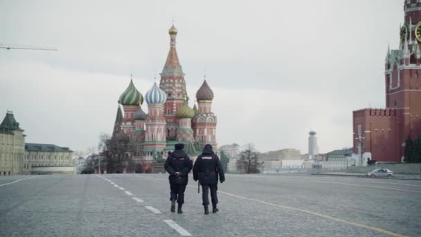 Two Police officers walk on Red Square in Moscow closed for quarantine — Stock Video