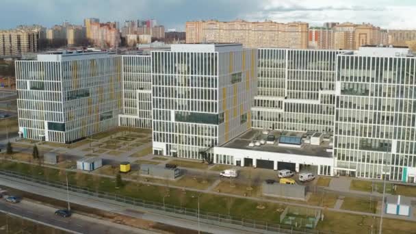 Ambulância movendo-se ao longo do principal hospital russo de doenças infecciosas em Moscou visão aérea Komunarka — Vídeo de Stock