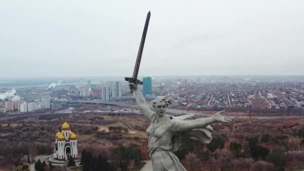 Antenne: Das Denkmal Heimat ruft in Wolgograd im Wiederaufbau, industrieller Bergsport — Stockvideo
