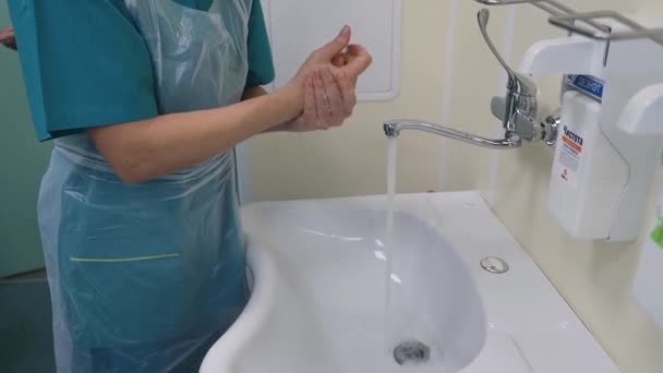 Los Médicos Lavan Cuidadosamente Las Manos Engañoinfección Antes Cirugía Médica — Vídeo de stock