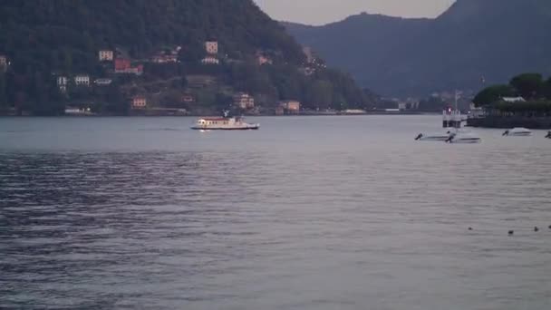 Pequeno Navio Branco Solitário Flutua Superfície Azul Lago Como Contra — Vídeo de Stock