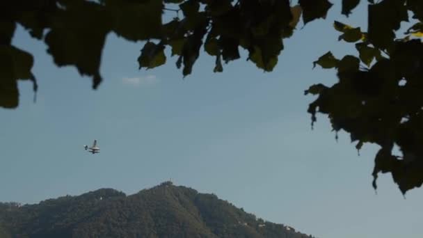 Hydravion Survole Les Sommets Des Montagnes Vertes Contre Ciel Bleu — Video