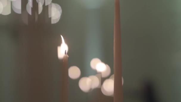 Beweging Langs Brandende Kaarsen Achtergrond Van Lichtflare Bokeh — Stockvideo