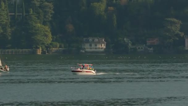 Neşeli Renkli Renkli Balonlarla Süslenmiş Bir Motorlu Tekne Güneşli Bir — Stok video