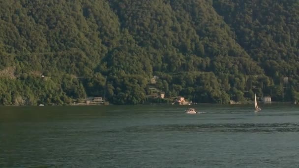 Pequeno Barco Com Balões Festivos Flutua Lago Azul Como Contra — Vídeo de Stock