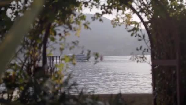 Hidroplano Blanco Barre Lago Como Atardecer Sobre Telón Fondo Montañas — Vídeos de Stock