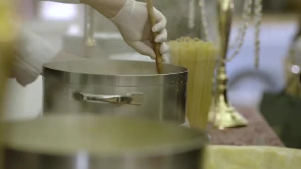 Dos Cocineros Guantes Blancos Mezclan Comida Italiana Grandes Sartenes Aluminio — Vídeo de stock