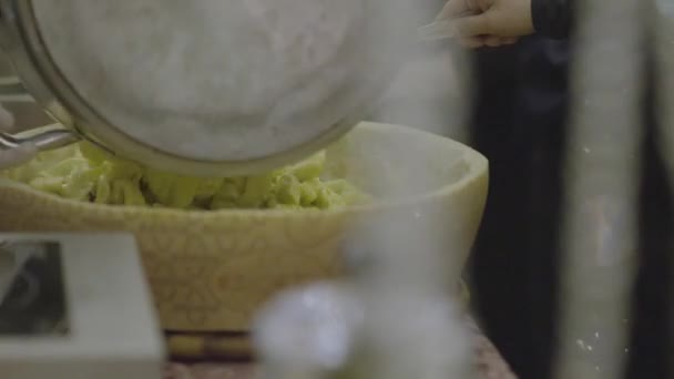 Μάγειρας Μετατοπίζει Ιταλικό Παραδοσιακό Φαγητό Από Τηγάνι Αλουμινίου Στο Κεφάλι — Αρχείο Βίντεο