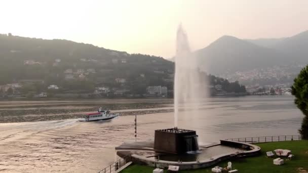 Nava Albă Navighează Lacul Como Fundalul Caselor Mici Italiene Printre — Videoclip de stoc