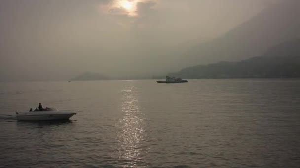 Zonsondergang Aan Het Comomeer Bergen Een Waas Reflectie Van Zon — Stockvideo