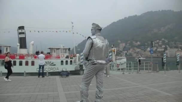 Como Itálie Září 2019 Stříbrem Pomalovaný Pouliční Mim Zobrazující Policistu — Stock video