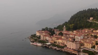 Bellagio, İtalya 'nın Como Gölü' nde ünlü bir turizm merkezidir. Bulutlu bir yaz gününde İHA 'nın hava görüntüsü. Gemi iskelede duruyor.
