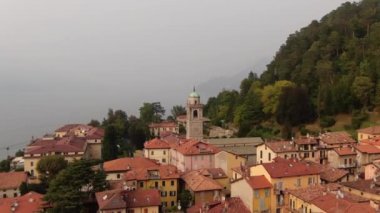 Bellagio 'daki İtalyan evleri İtalya' daki Como Gölü 'ndeki Lombardy' nin ünlü şehri. Yaz bulutlu bir günde İHA 'dan panoramik hava görüntüsü