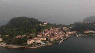 Bellagio 'nun panoramik bir üst görüntüsü - İtalya' da Como Gölü 'nde bir şehir. Bulutlu bir yaz gününde İHA saldırısı