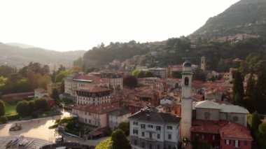 Cernobbio, Como Gölü 'nde İtalyan Alpleri arasında popüler bir tatil beldesidir. Panoramik hava manzarası, yaz günbatımında bir drondan çekim.