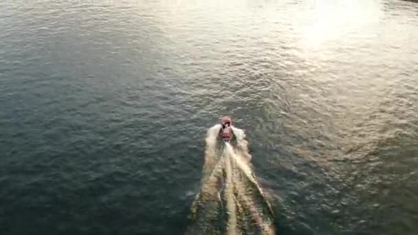Noiva Noivo Estão Navegando Barco Vermelho Lago Azul Como Para — Vídeo de Stock