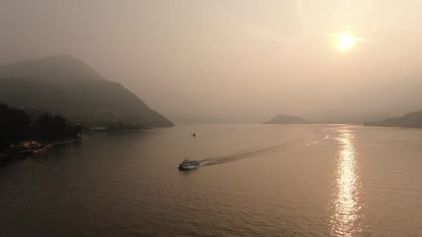 Barco Blanco Navegando Sobre Telón Fondo Una Puesta Sol Dorada — Vídeos de Stock