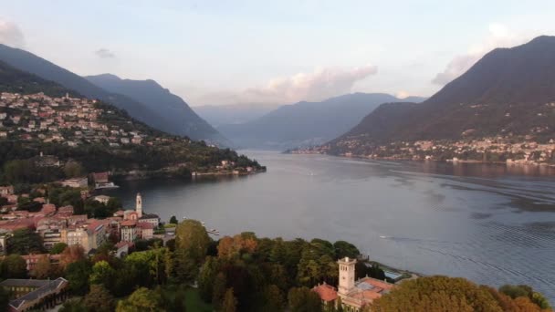 以意大利阿尔卑斯山为背景 俯瞰意大利科莫湖上的Cernobbio市全景 著名的度假胜地 有漂亮的宾馆和别墅 夏天的一天 无人机在射击 — 图库视频影像