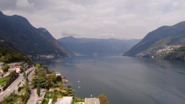 Vertigo etkisi (eş zamanlı yakınlaştırma etkisi veya Dolly Zoom) İtalya 'daki görkemli dağların mavi Como Gölü ve yaz günbatımında Laglio köyündeki görüntülerini çekerken görülür.