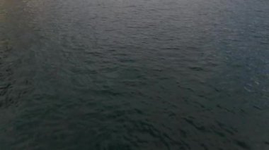 Laglio, İtalya 'nın Como eyaletinde yer alan bir komündür. Bir yaz günü, gün batımında, dağların arasında, sudan bir dron ateşlemek..