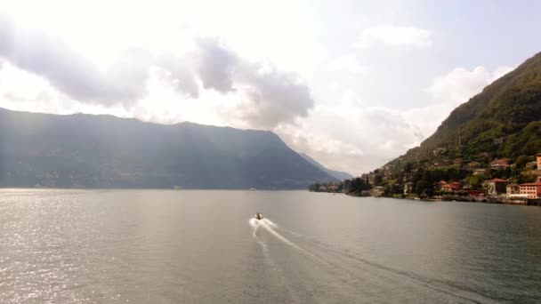 Sebuah Perahu Motor Mengapung Melewati Desa Laglio Menuju Sinar Matahari — Stok Video