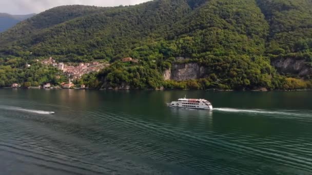 Vista Aérea Barco Recreo Blanco Con Gente Navegando Lago Como — Vídeo de stock